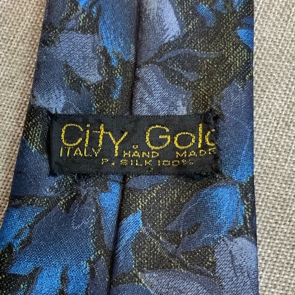 Elegant Floral Patterned Tie in Blue and Black - Picture 8 of 10